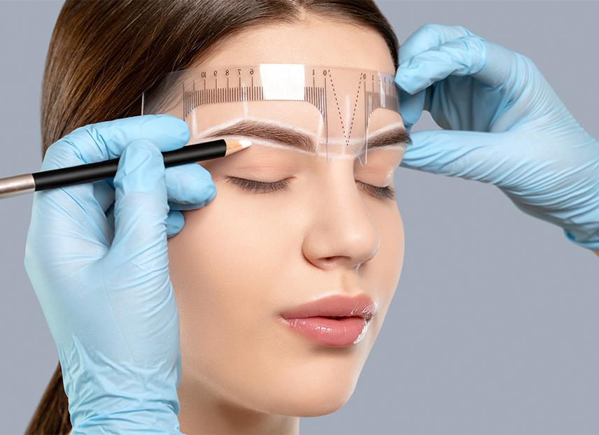 Miniatura kobiety poddawanej mapowaniu brwi